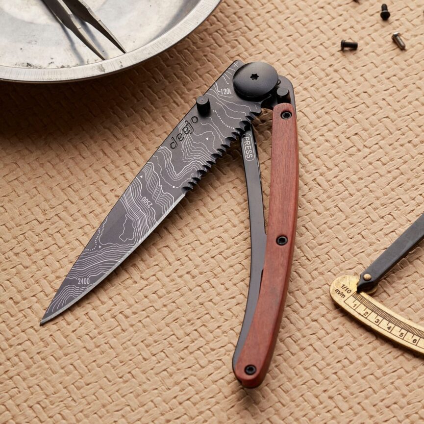 Deejo Serrated 37g Coral wood / Topography